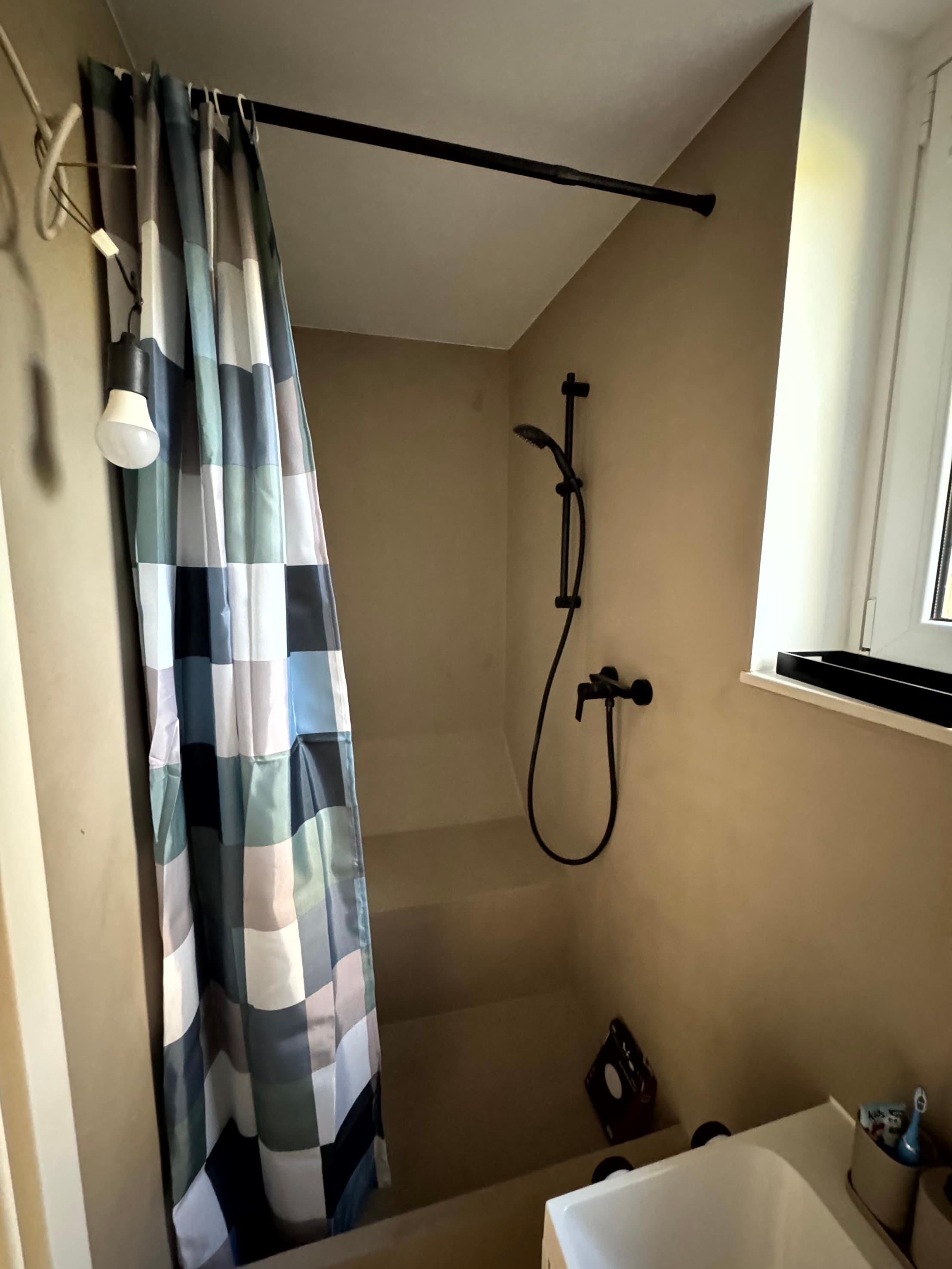 Komplette Badsanierung mit Fugenlosen Bädern in Neuss Nordstadt – Bild 3