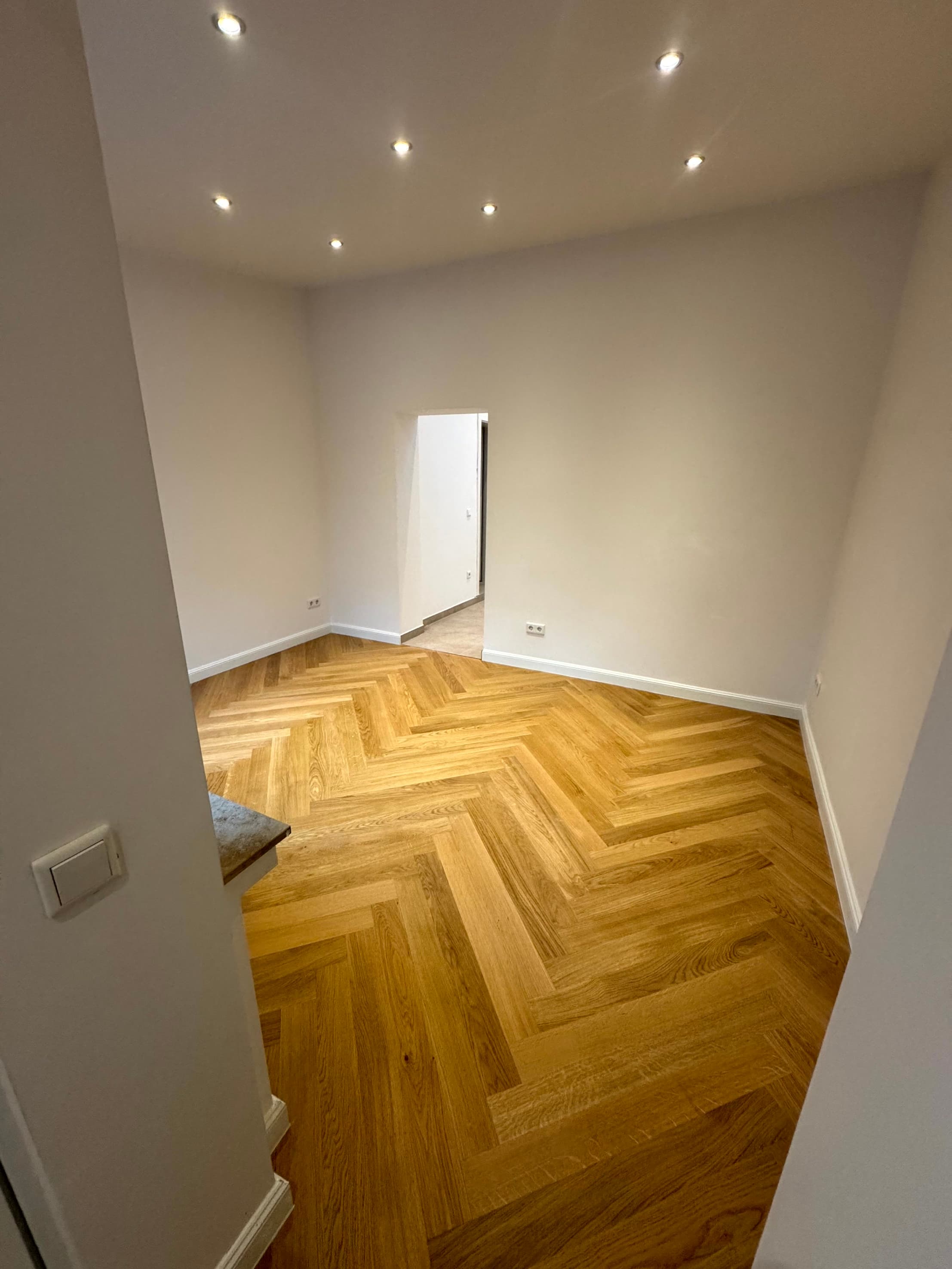 Wohnungsmodernisierung mit Fischgrätparkett und Sichtglaswand in Düsseldorf-Grafenberg